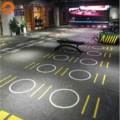 Sistema di pavimentazione per palestra funzionale versatile, integrato con zone di assorbimento degli urti, sollevamento pesi e cardio