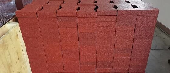 Pavimenti di gomma interconnessi e pavimenti flessibili progettati per ambienti industriali e ricreativi pesanti